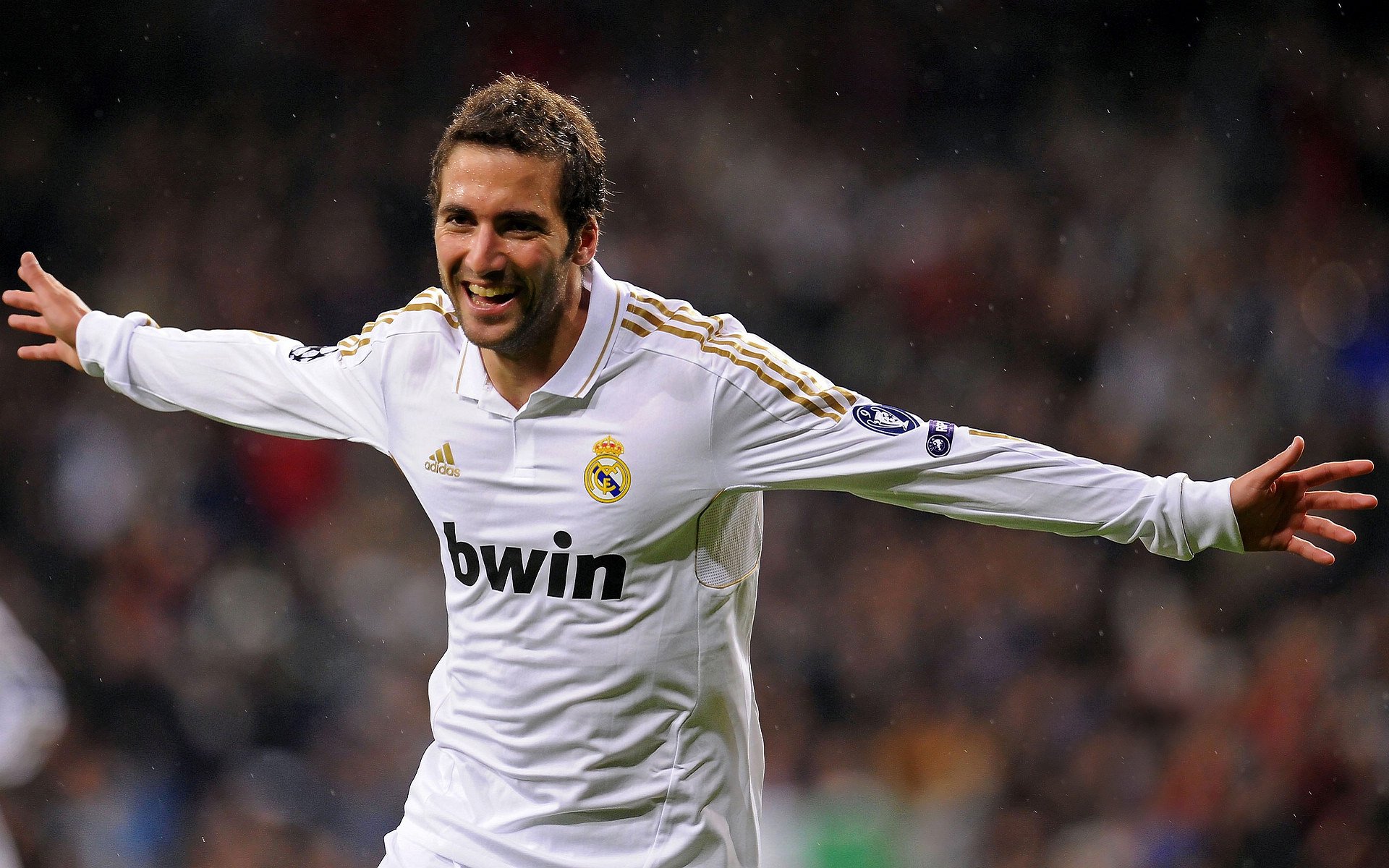 曼联首回合爆冷马德里竞技，贝林厄姆砍下12记关键球，全场沸腾